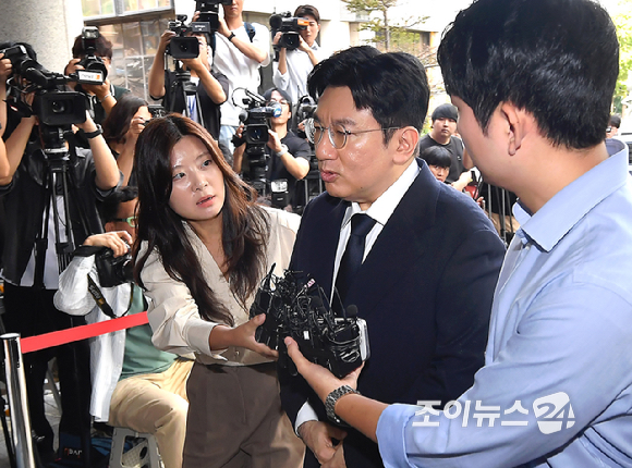 자본시장법상 부정거래행위 금지 위반 혐의를 받는 하이브(HYBE) 방시혁 의장이 15일 오전 서울경찰청 금융범죄수사대에 출석하고 있다. [사진=곽영래 기자]
