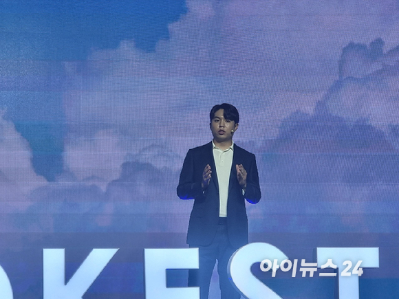 김영광 오케스트로 CTO가 2일 오전 서울 삼성동 그랜드 인터컨티넨탈 서울 파르나스에서 열린 &lsquo;오케스트로 솔루션데이 2025&rsquo; 기자간담회에서 사업 전략을 발표하고 있다. [사진=윤소진 기자]