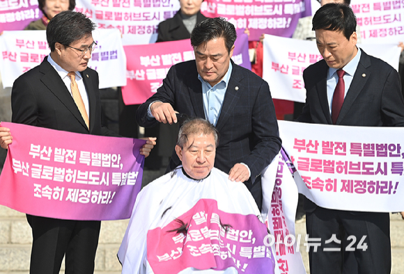 박형준 부산시장이 23일 서울 여의도 국회 본관 계단에서 부산 발전 특별법안, 부산 글로벌허브도시 특별법 조속 제정 촉구 삭발을 하고 있다. [사진=곽영래 기자]