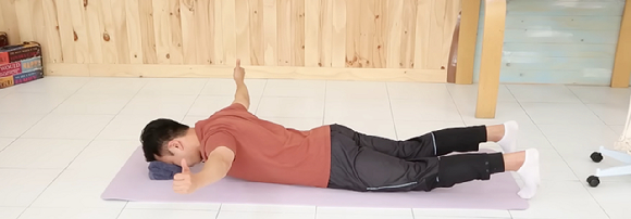 여자들에게 승모근은 사랑받지 못한다. '조금이라도 커지면 어쩌나'하는 불안감 때문에 운동은커녕 없애기 급급하다. 사진은 승모근에 침을 맡는 모습. [사진=픽셀스]