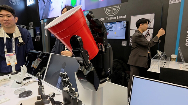 블랙 잭 게임을 진행하는 샤르파의 로봇 손. [사진=정구민]