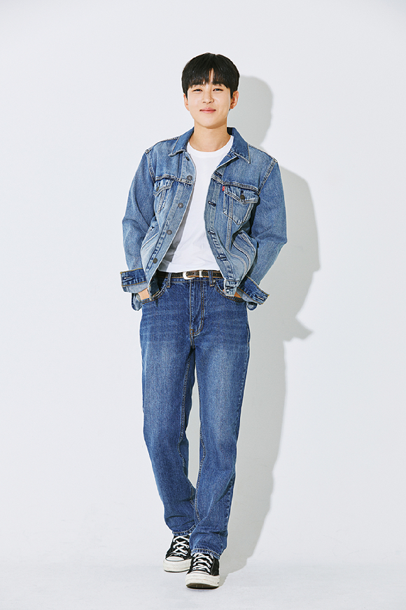 가수 딘딘이 인터뷰에 앞서 사진촬영을 하고 있다. [사진=슈퍼벨컴퍼니]