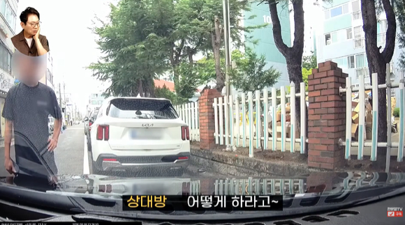 지난 8일 국내 한 도로에서 검은색 승용차가 역주행으로 달려오던 자전거와 부딪히는 접촉사고가 발생했다. 영상은 유튜브 채널 '한문철TV' 캡처. [영상=한문철TV]