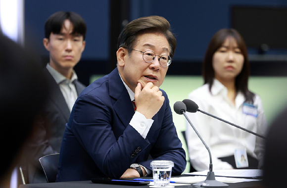 이재명 대통령이 11일 서울 영등포구 한국거래소에서 열린 주식시장 불공정거래 근절을 위한 현장 간담회에서 참석자 질문에 답하고 있다. 2025.6.11 [사진=연합뉴스]