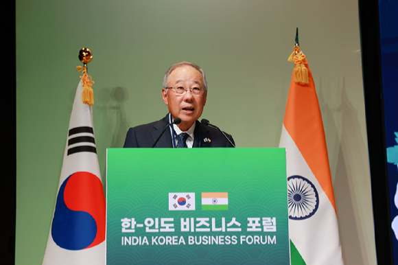 류진 한국경제인협회 회장이 20일(현지시간) 인도 뉴델리 바랏 만다팜에서 열린 &lsquo;한-인도 비즈니스 포럼&rsquo;에서 인사말을 하고 있다. [사진=한국경제인협회]
