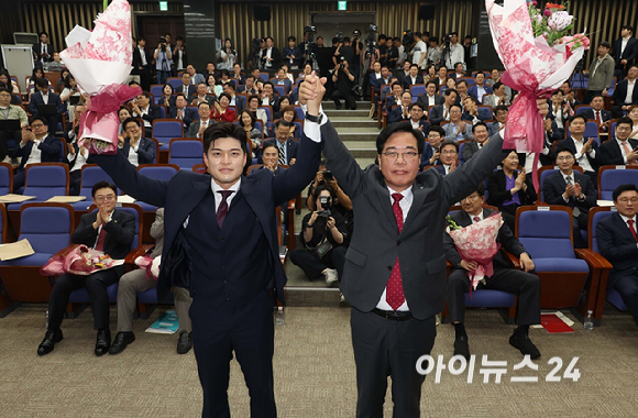 16일 서울 여의도 국회에서 열린 국민의힘 원내대표 선출 의원총회에서 새 원내대표로 당선된 송언석 의원이 두 팔 들어 인사하고 있다. 왼쪽부터 김용태 비상대책위원장, 송 신임 원내대표, 권성동 전 원내대표. [사진=곽영래 기자]