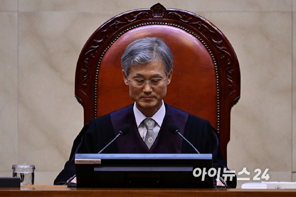 더불어민주당 박찬대 원내대표를 비롯한 의원들이 4일 국회에서 열린 긴급 의원총회에서 대법원 규탄 팻말을 들고 구호를 외치고 있다. 2025.5.4 [사진=연합뉴스]