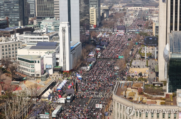 22일 서울 중구 세종대로에서 윤석열 대통령 탄핵 반대 광화문혁명국민대회가 열리고 있다. [사진=연합뉴스]