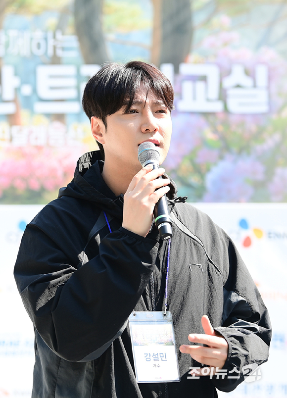 트로트 가수 강설민이 25일 서울 강북구 우이동 만남의 광장에서 열린 산악인 오은선 대장과 함께하는 '제13회 희망찾기 등산&middot;트레킹 교실' 개막식에 홍보대사로 참석해 '나의 누나야'를 열창하고 있다. [사진=정소희 기자]