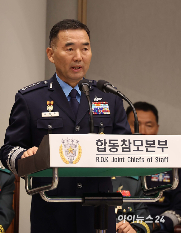 진영승 합동참모의장이 8일 오전 서울 용산구 국방부에서 열린 국회 국방위원회의 합동참모본부에 대한 국정감사에서 업무 보고를 하고 있다. [사진=국회사진기자단 ]