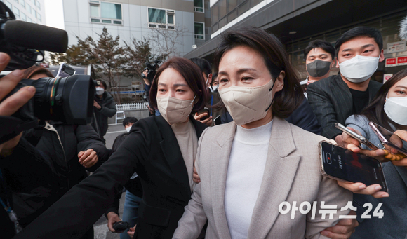 이재명 더불어민주당 대선 후보의 배우자 김혜경 씨가 9일 오후 서울 여의도 민주당 중앙당사에서 기자회견을 열고 과잉의전 논란에 대해 사과하고 있다. [사진=김성진 기자]