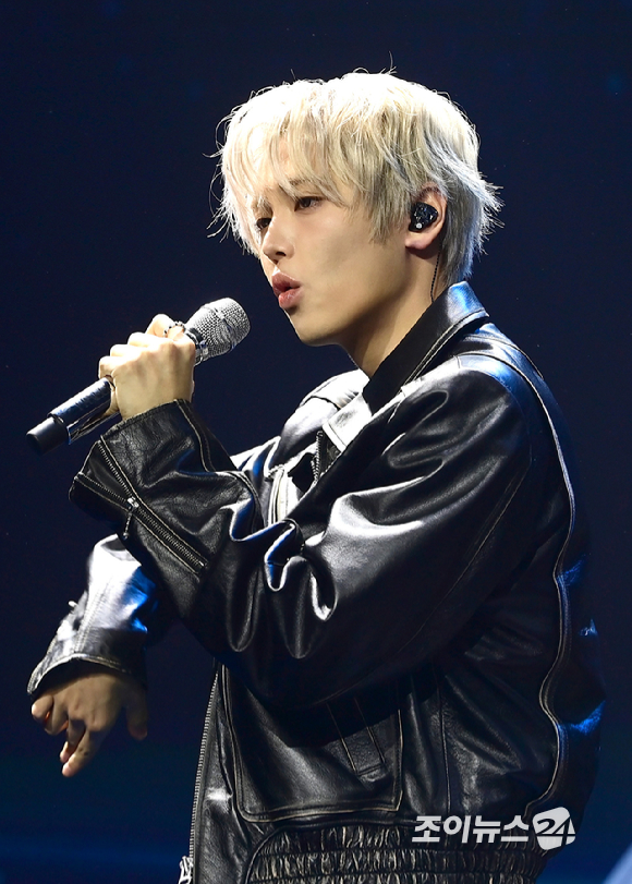 가수 장한음이 30일 오후 서울 강남구 성암아트홀에서 열린 두 번째 EP 'DAYDREAM' 발매 기념 쇼케이스에서 타이틀곡 'WANNA' 무대를 선보이고 있다. [사진=정소희 기자]