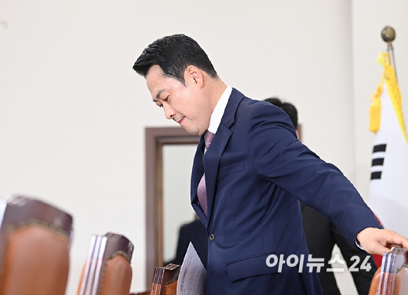 장동혁 국민의힘 대표가 23일 서울 여의도 국회에서 열린 최고위원회의에 참석하고 있다. [사진=곽영래 기자]