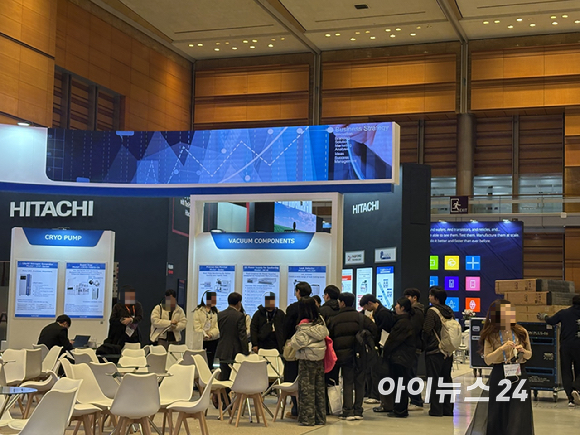 세미콘코리아 2026 전시장에서 대학생들이 제우스(Zeus) 부스를 둘러보고 있다. [사진=권서아 기자]