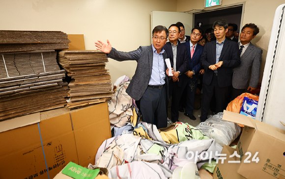 6&middot;3 지방선거 투표용지 부족 사태를 조사 중인 윤상현 국회 국정조사특별위원회 위원장을 비롯한 위원들이 2일 서울 송파구 올림픽공원 내 개표소 내부를 둘러보고 있다. [사진=국회사진기자단 ]