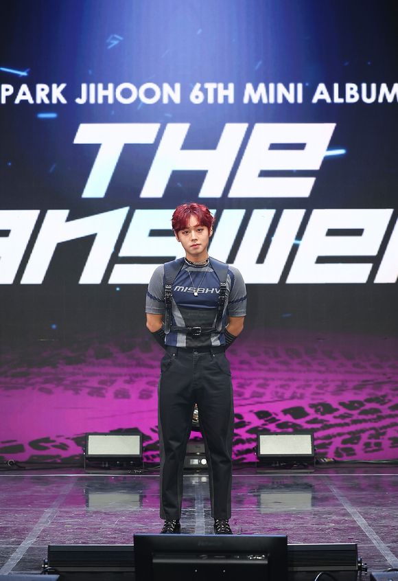 가수 박지훈이 12일 온라인으로 진행된 여섯 번째 미니앨범 'THE ANSWER' 발매 기념 쇼케이스에 참석해 포즈를 취하고 있다. [사진=마루기획]