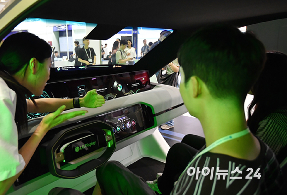 23일 서울 강남구 코엑스에서 열린 'K디스플레이 2026(한국디스플레이산업전시회)를 찾은 방문객이 삼성디스플레이 부스를 관람하고 있다. [사진=곽영래 기자]