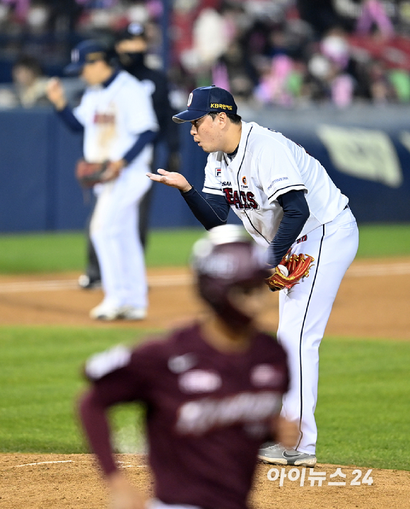 1일 오후 서울 잠실야구장에서 '2021 신한은행 SOL KBO리그' 키움 히어로즈와 두산 베어스의 와일드카드 결정전 1차전이 진행됐다. 두산 이영하가 8회초 무사 1,3루 키움 이정후를 볼넷으로 출루시키며 무사 만루 위기를 좌초하고 있다.