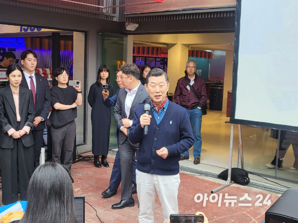 김홍국 하림그룹 회장이 15일 서울 성동구 성수동 '장하다 하림 맥시칸' 팝업스토어 현장을 찾아 브랜드를 소개하고 있다. [사진=정승필 기자]