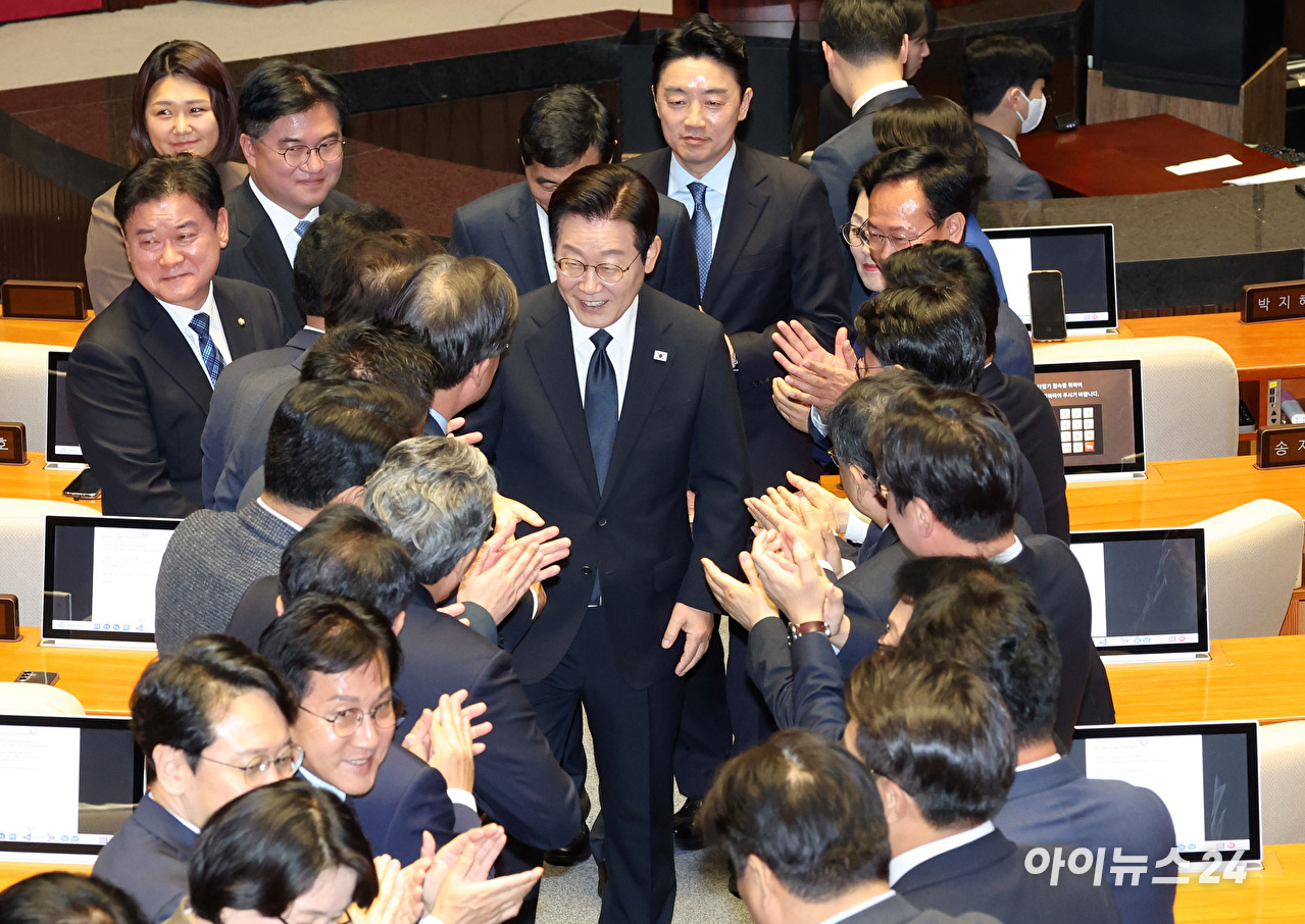 이재명 대통령이 4일 서울 여의도 국회 본회의에서 내년도 정부 예산안에 대한 시정연설하고 있다. 더불어민주당 의원들은 박수를 치며 이 대통령 연설에 화답하고 국민의힘 의원들은 불참했다. [사진=국회사진기자단]
