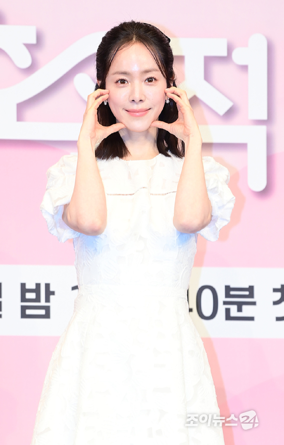 배우 한지민이 26일 오후 서울 신도림 더 링크호텔 서울에서 열린 JTBC 새 토일드라마 '미혼남녀의 효율적 만남' 제작발표회에 참석하고 있다. [사진=정소희 기자]