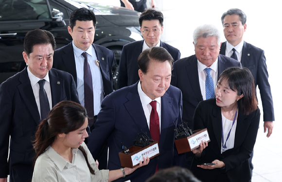 윤석열 전 대통령이 28일 피의자 신분으로 내란특검 조사를 받기 위해 서울 서초구 서울고검 청사로 출석하고 있다. [사진=사진공동취재단]