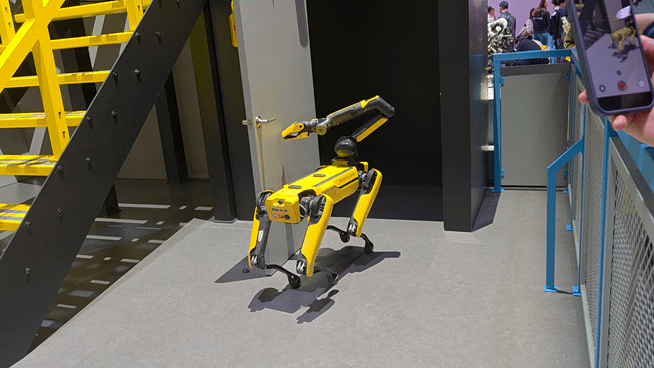 장재훈 현대차그룹 부회장(왼쪽 네번째)이 보스턴다이내믹스 관계자들과 기념사진을 찍고 있다.[사진=박지은 기자]