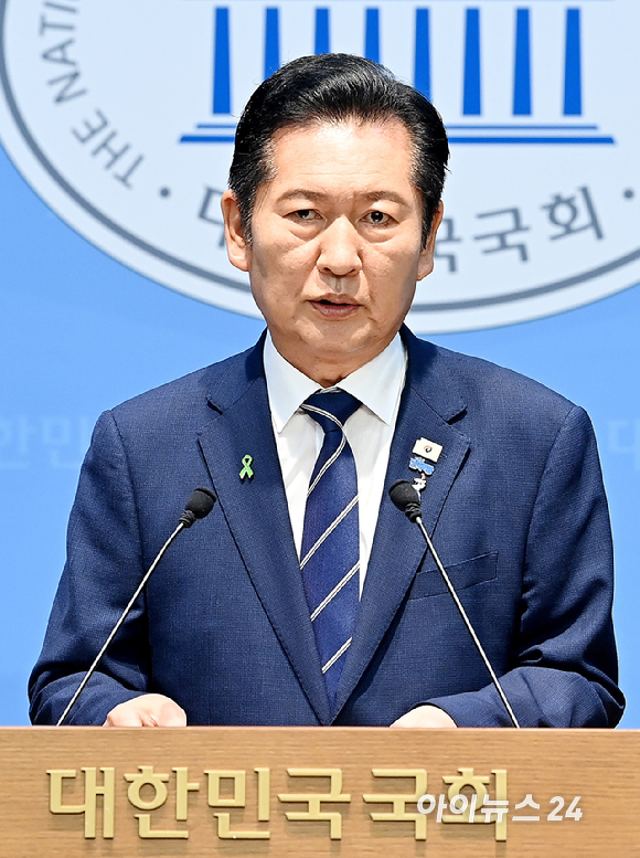 정청래 더불어민주당 당대표 후보가 12일 서울 여의도 국회 소통관에서 기자회견을 하고 있다. [사진=곽영래 기자]