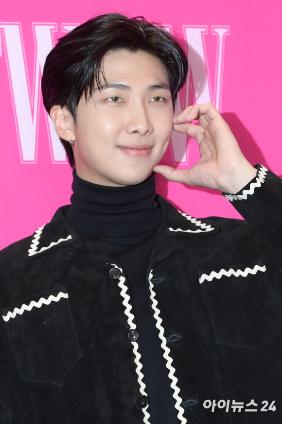 방탄소년단(BTS) RM이 28일 오후 서울 종로구 당주동 포시즌스호텔서울에서 열린 더블유 코리아 제17회 유방암 인식 향상 캠페인 자선 행사에 참석하고 있다. [사진=정소희 기자]