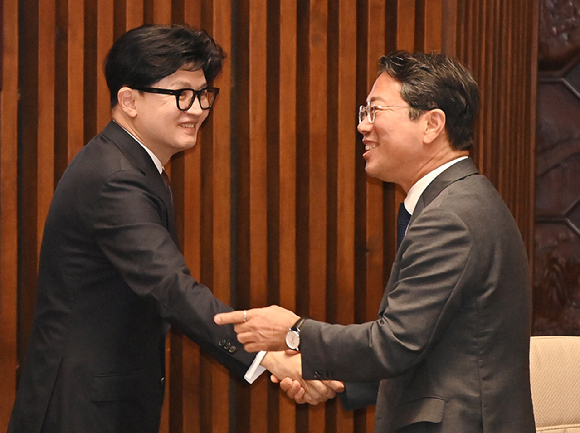 무소속 한동훈 의원이 지난 15일 국회 의원회관에서 열린 토론회에 참석한 뒤 취재진과 가진 간담회에서 김승원 법무부 장관 후보자와 더불어민주당 김민석 대표의 SNS 메시지와 관련해 발언하고 있다. 2026.9.15 [사진=연합뉴스]