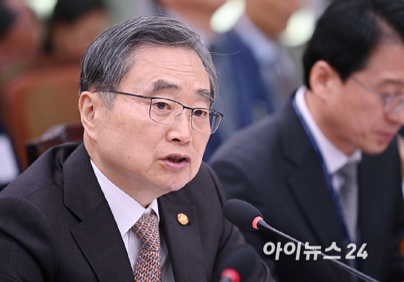 조현 외교부 장관이 6일 서울 여의도 국회에서 열린 외교통일위원회 전체회의에서 질의에 답변하고 있다. [사진=곽영래 기자]