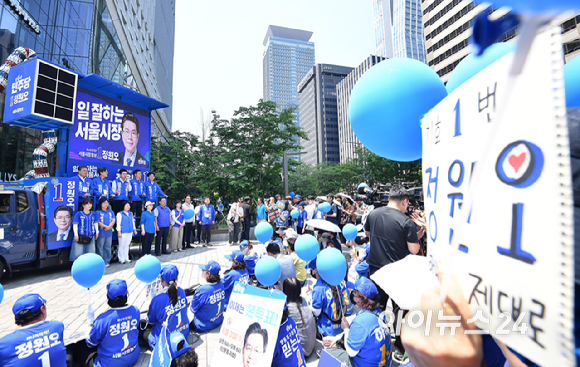 정원오 더불어민주당 서울시장 후보가 2일 서울 여의도우체국 인근에서 시민들에게 지지를 호소하고 있다. [사진=곽영래 기자]