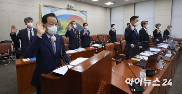 윤대희 신용보증기금 이사장이 15일 서울 여의도 국회에서 열린 정무위원회 국정감사에서 증인선서를 하고 있다.