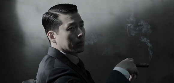 '메이드 인 코리아' 우민호 감독이 인터뷰에 앞서 사진촬영을 하고 있다. [사진=월트디즈니 컴퍼니 코리아]