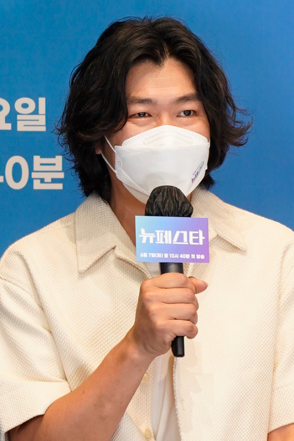 가수 이상순이 7일 온라인으로 진행된 JTBC 신규 음악예능프로그램 '뉴페스타' 제작발표회에 참석해 소감을 말하고 있다. [사진=JTBC]