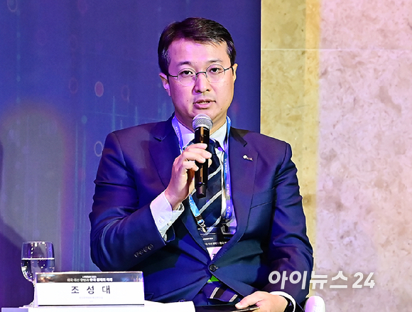 매년 하반기에 주요 이슈를 진단하고 대응 방안을 논의하는 '아이포럼 2024'가 '미국 대선 향방과 한국 경제의 미래' 라는 주제로 23일 서울 중구 롯데호텔 크리스탈볼룸에서 열렸다.조성대 한국무역협회 통상연구실 실장이 좌담회를 진행하고 있다. [사진=곽영래 기자]