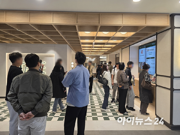 4일 서울 종로구 테이크 종각점 입구에서 고객들이 입장을 위해 대기하고 있다. [사진=구서윤 기자]