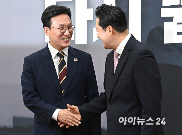 김민석 국무총리가 1일 서울 여의도 국회에서 국민의힘 장동혁 대표(오른쪽)를 예방해 기념 촬영을 하고 있다. [사진=곽영래 기자]