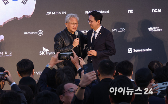 젠슨 황 엔비디아 최고경영자(CEO)가 8일 서울 중구 신라호텔에서 열린 '엔비디아 코리아 AI 에코시스템 리셉션'에 참석해 스피치를 하고 있다. [사진=정소희 기자]