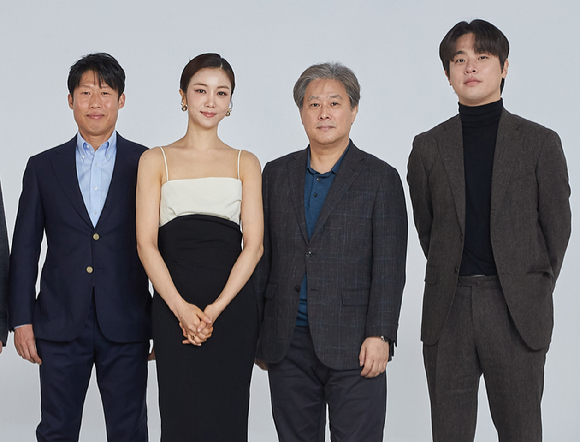 (왼쪽부터)유해진-김옥빈-박찬욱 감독-박정민이 18일 온라인으로 진행된 'Apple과 박찬욱 감독 콜라보 프로젝트' 기자간담회에 참석해 포즈를 취하고 있다. [사진=Apple]