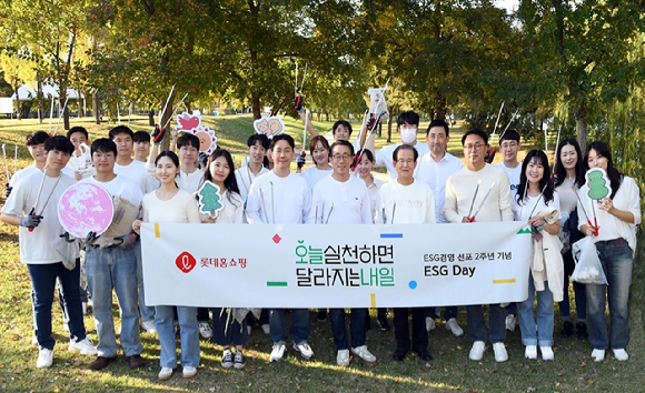 롯데홈쇼핑은 지난 2일 ESG경영 슬로건 '오늘 실천하면 달라지는 내일'을 선포하고, 행사의 일환으로 한강공원 정화활동을 진행했다. 김재겸 롯데홈쇼핑 대표이사, 강철규 ESG위원회 위원장, 박재홍 롯데홈쇼핑 마케팅본부장(앞줄 왼쪽 여섯 번째부터)이 임직원들과 기념촬영을 하고 있다. [사진=롯데홈쇼핑]