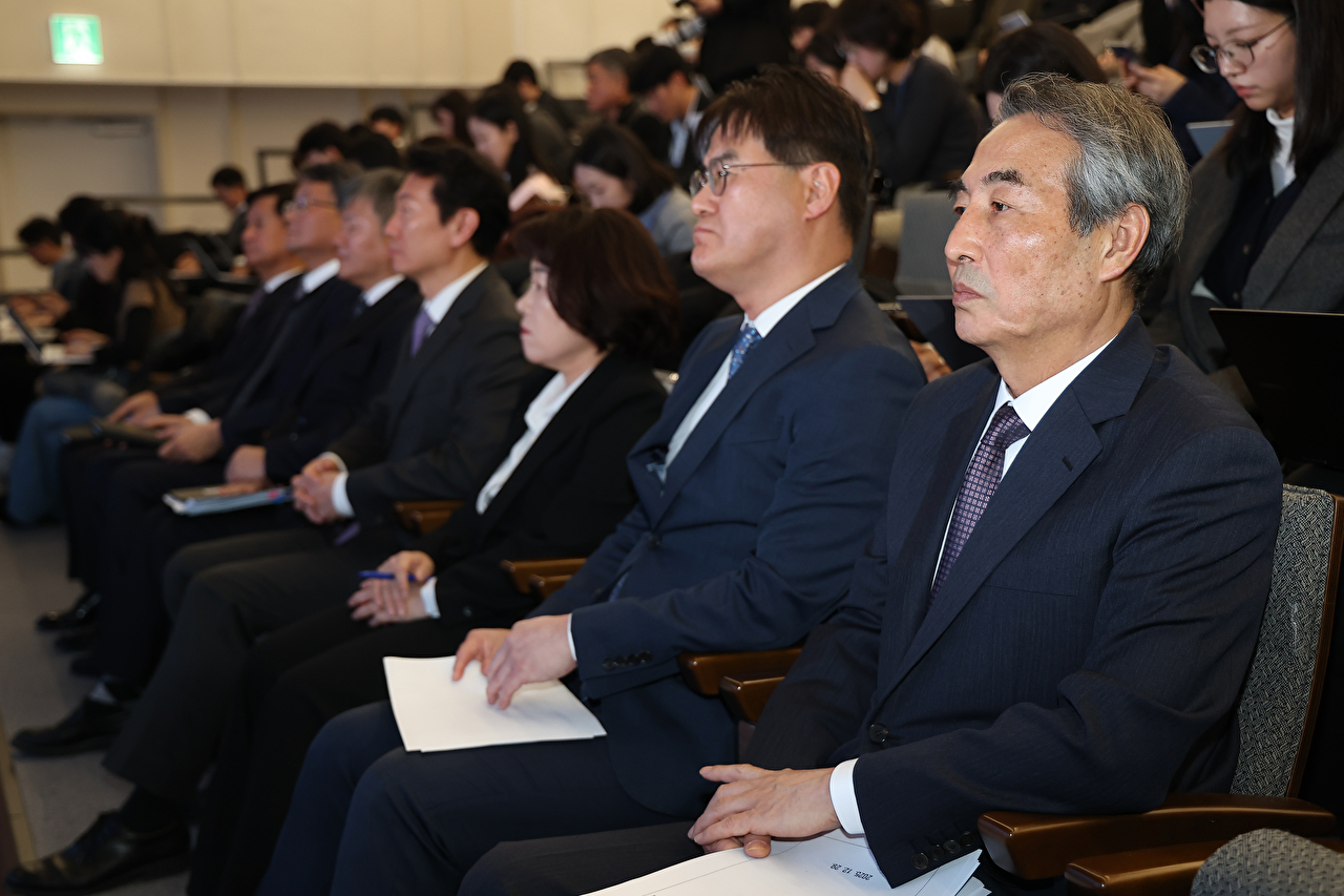 민중기 특별검사와 특검보가 29일 서울 종로구 KT광화문빌딩 웨스트빌딩 브리핑실에서 열린 최종 브리핑에 참석해 있다. 2025.12.29 [사진=연합뉴스]