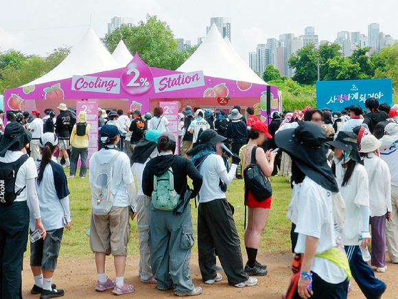관람객들이 펜타포트 락 페스티벌에서 2% 부족할 때 쿨링 스테이션 체험을 위해 줄을 서 있다. [사진=롯데칠성음료]