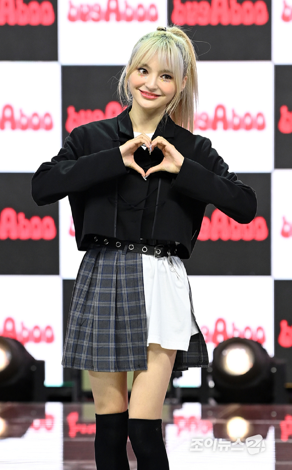 그룹 버가부 초연이 22일 오후 서울 마포구 상암동 SBS 프리즘 타워에서 열린 데뷔 쇼케이스 '프릭 오어 버가부'(PRICK or bugAboo)에서 멋진 무대를 선보이고 있다.