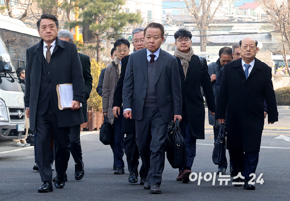 국회 측 탄핵소추대리인단 공동대표인 김이수 전 헌법재판소장이 21일 오후 서울 종로구 헌법재판소 심판정에서 열린 윤석열 대통령 탄핵 심판 3차 변론기일에 참석하며 기자들의 질문에 답하고 있다. [사진=사진공동취재단]