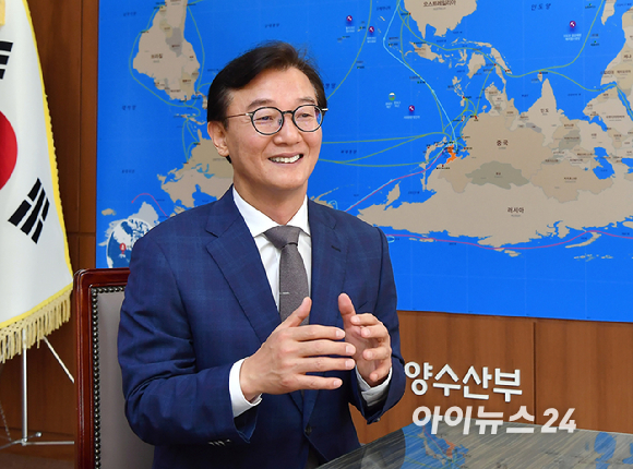 전재수 해양수산부 장관이 정부세종청사에서 아이뉴스24와 인터뷰한 뒤 포즈를 잡고 있다. [사진=곽영래 기자]