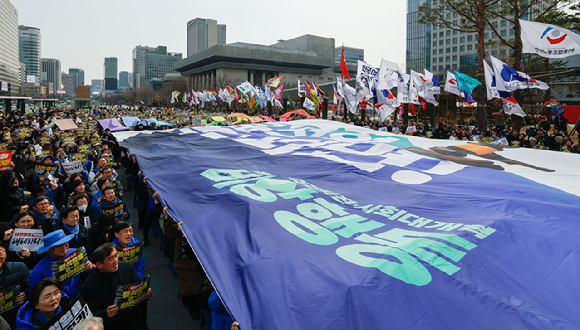 17일 서울 종로구 광화문광장에서 윤석열 즉각퇴진·사회대개혁비상행동 주최로 열린 윤석열 즉각 파면 촉구 각계 긴급시국선언 집회에서 민주당 박찬대 원내대표를 비롯한 참가자들이 구호를 외치고 있다. 2025.3.17 [사진=연합뉴스]