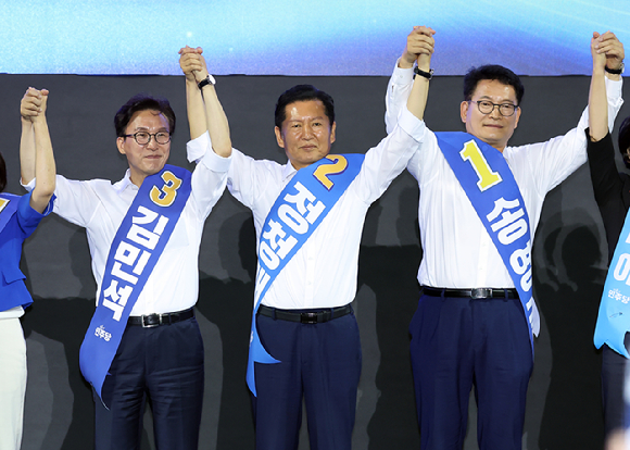 송영길, 정청래, 김민석(기호순. 오른쪽부터) 더불어민주당 당 대표 후보가 8일 인천 남동체육관에서 열린 '민주당 당 대표&middot;최고위원 순회경선 합동연설회'에서 당원들에게 인사하고 있다. [사진=연합뉴스]