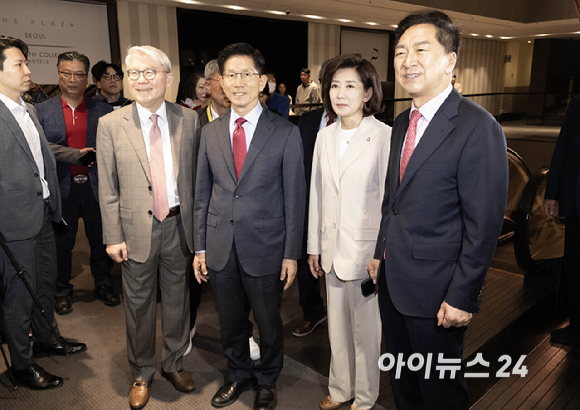 김문수(왼쪽 두 번째) 국민의힘 대선 후보가 23일 오전 서울 중구 더 플라자 호텔에서 열린 2025년 제3회 국가와 민족을 위한 조찬기도회에 참석하고 있다. 왼쪽부터 한기채 목사, 김 후보, 나경원, 김기현 공동선대위원장. [사진=곽영래 기자]