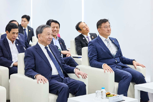 지난 13일 또 럼 베트남 당서기장(맨 앞 왼쪽)과 김남정 동원그룹 회장(오른쪽)이 동원글로벌터미널부산 현장을 방문했다. [사진=동원그룹]